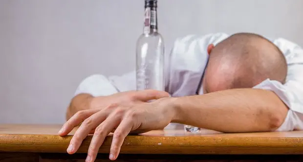 Birra e poi vino o viceversa? Risultato è sempre hangover