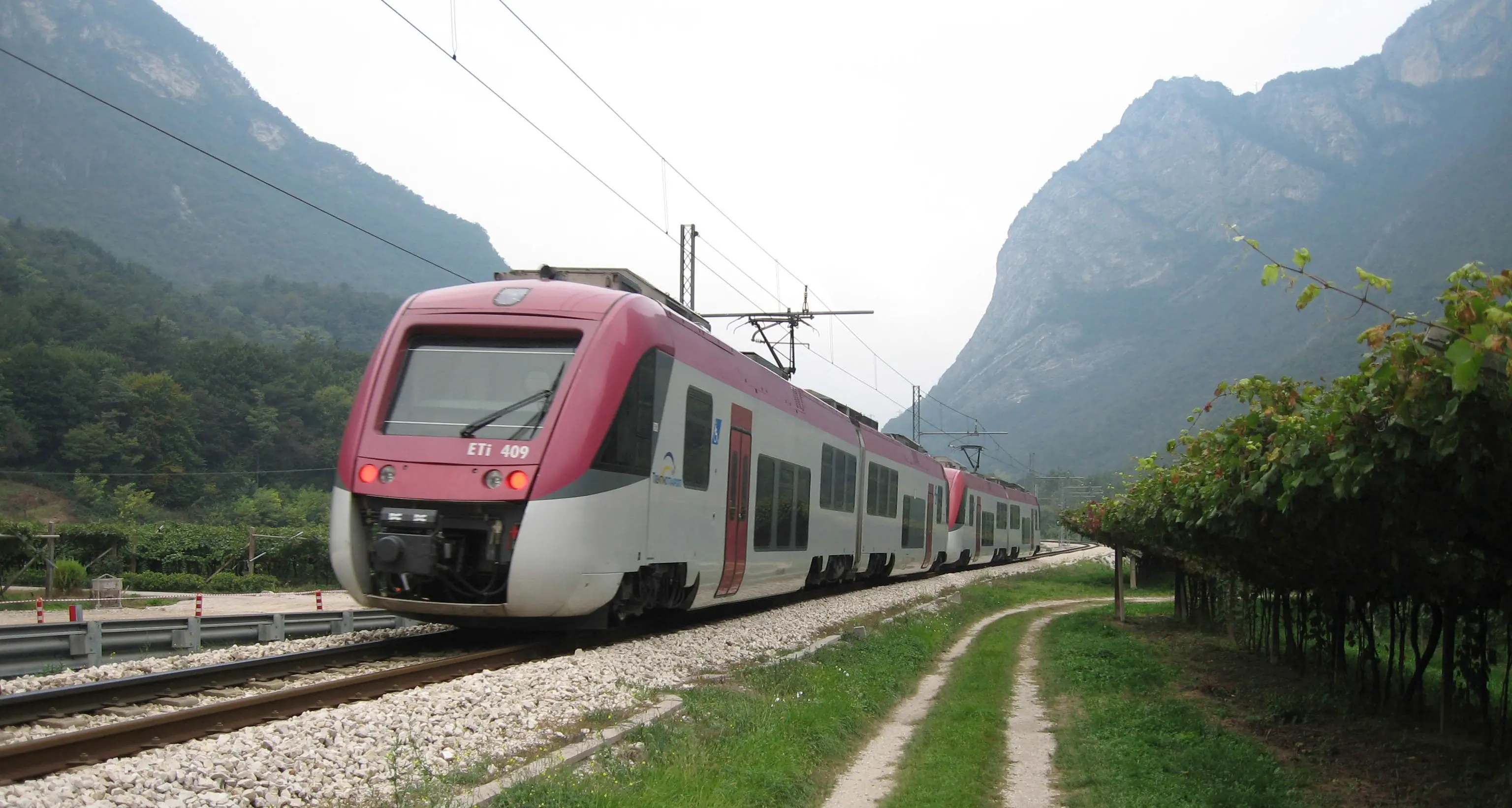 Litiga per il biglietto e spintona il capotreno della Trento-Malé
