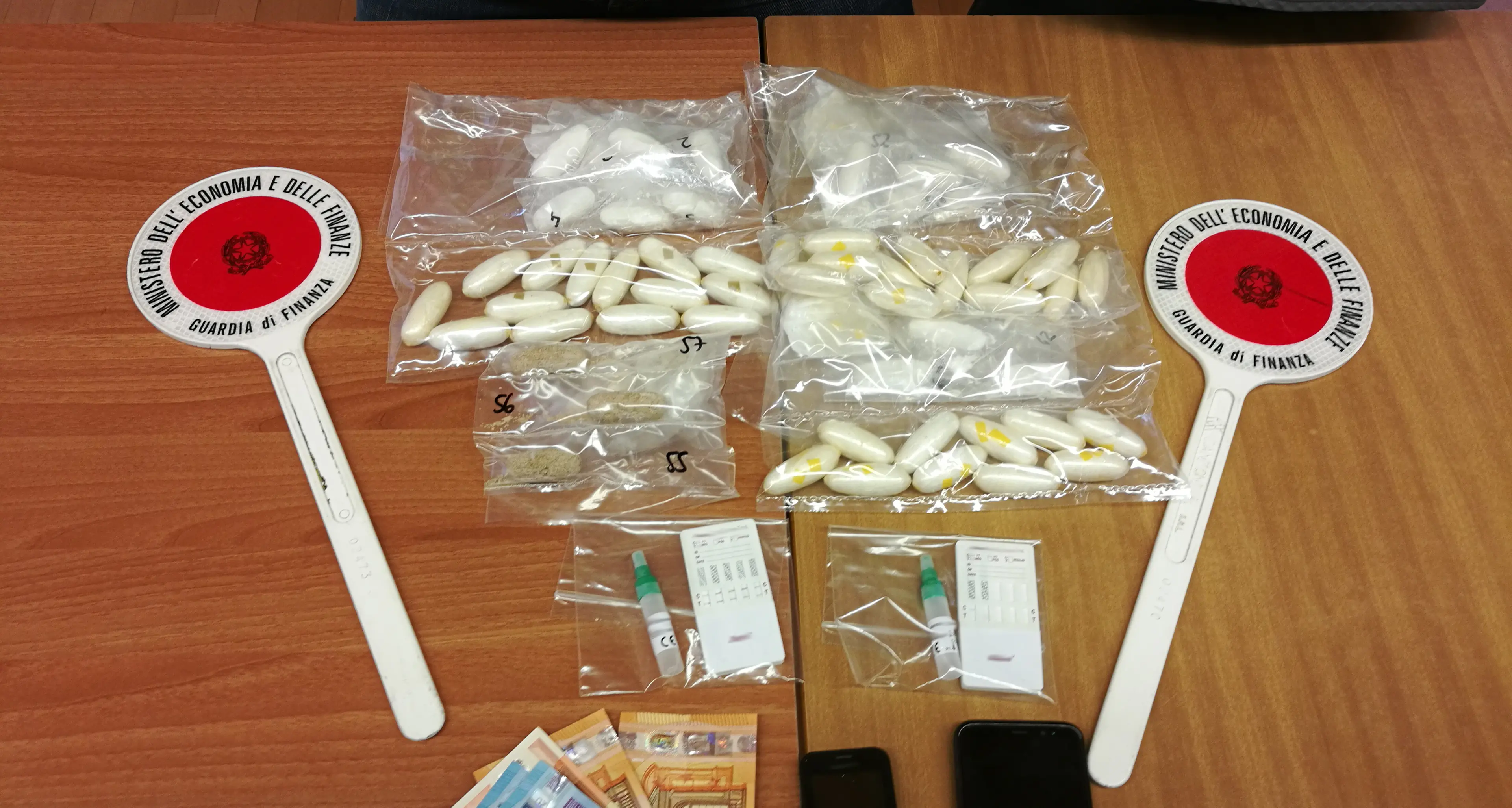 Quasi 1 kg di coca nello stomaco Arrestato sul treno per Bologna