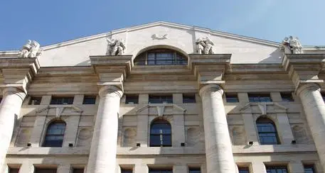 Borsa: Milano apre in rosso (-0,62%)