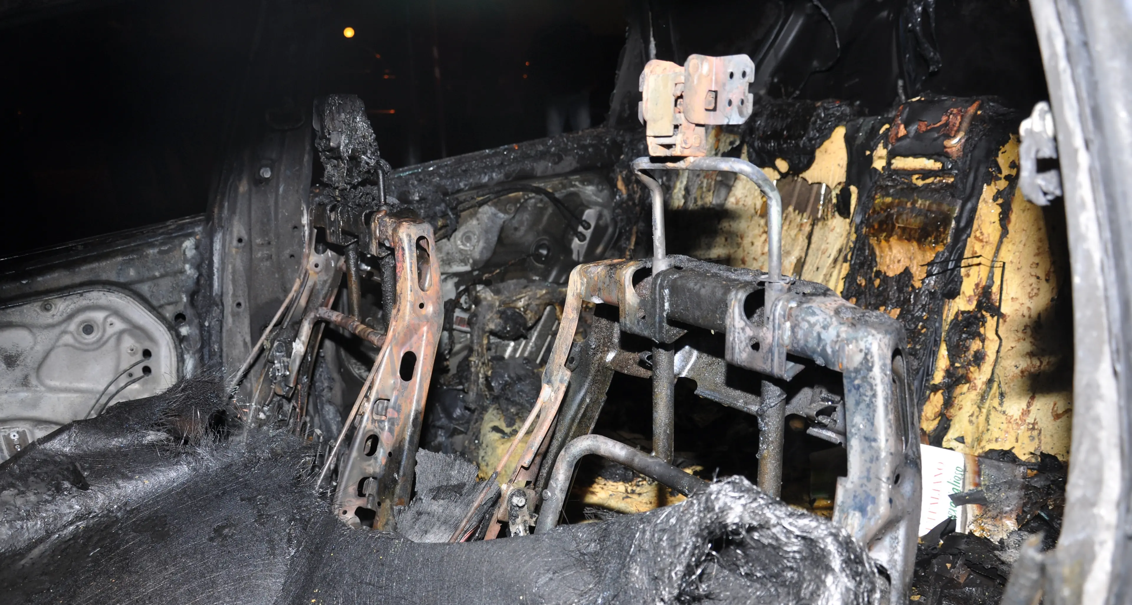 Auto in fiamme in via Pascoli: denunciato un vicino della vittima