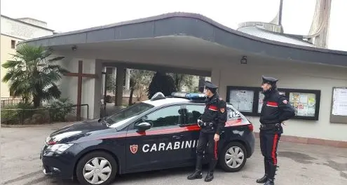 I carabinieri lo fermano fuori dalla chiesa con attrezzi per rubare le elemosine