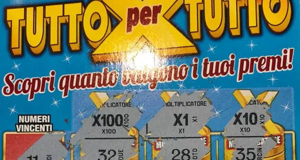 Al distributore di benzina «gratta» e vince 50mila euro