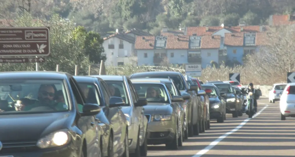 Loppio- Busa, con il primo sole già 7 chilometri di code