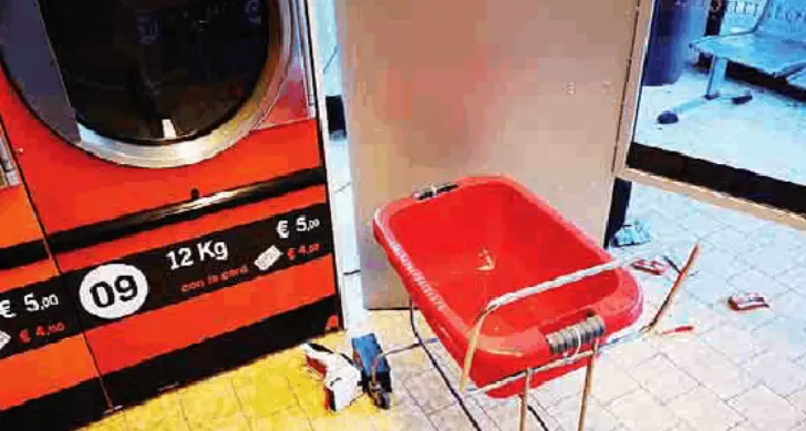 Riaperta dopo l'incendio e saccheggiata dai ladri