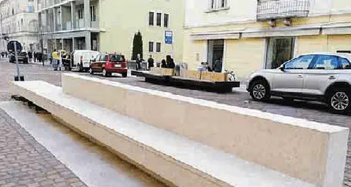 Via Dante, panchine già rotte Il Comune: «Paga la ditta»