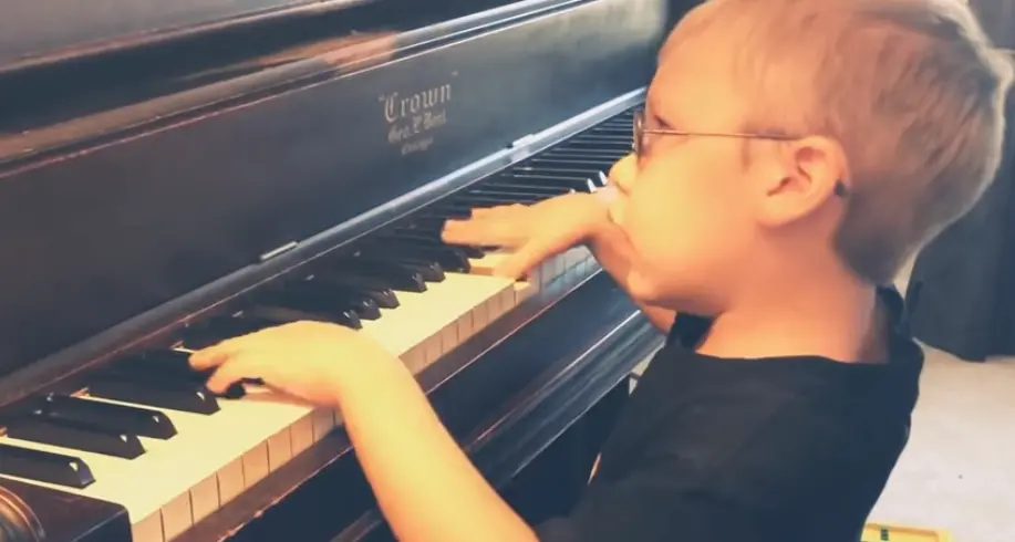 Piccolo Mozart, 6 anni e cieco Suona Bohemian Rapsody
