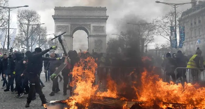 Scontri e saccheggi: i gilet gialli mettono a ferro e fuoco Parigi