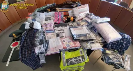 La Finanza blocca ambulante con 420 abiti da vendere ma senza alcuna licenza