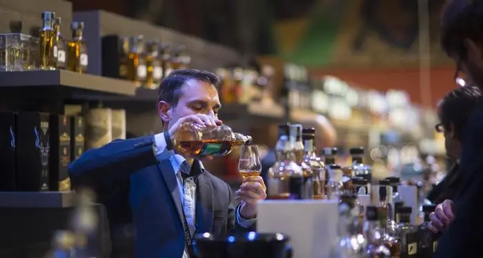 Il whisky piace sempre e non teme la Brexit