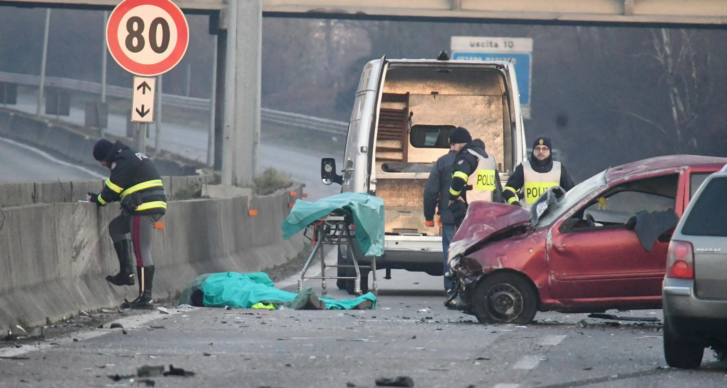 Si ferma a soccorrere i feriti, taxista investito e ucciso
