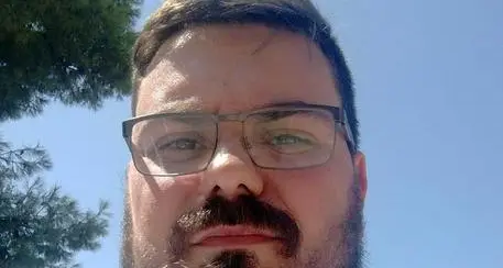 Si finge sacerdote e celebra Eucarestia