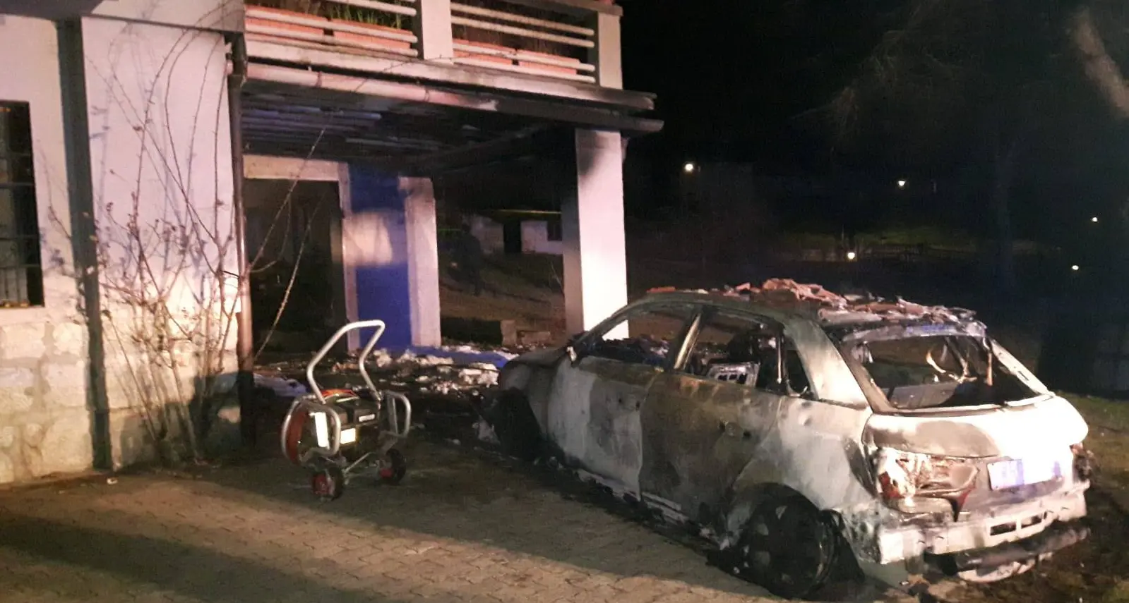 Incendio nella notte a fuoco auto e rimessa l'allarme a Pelugo