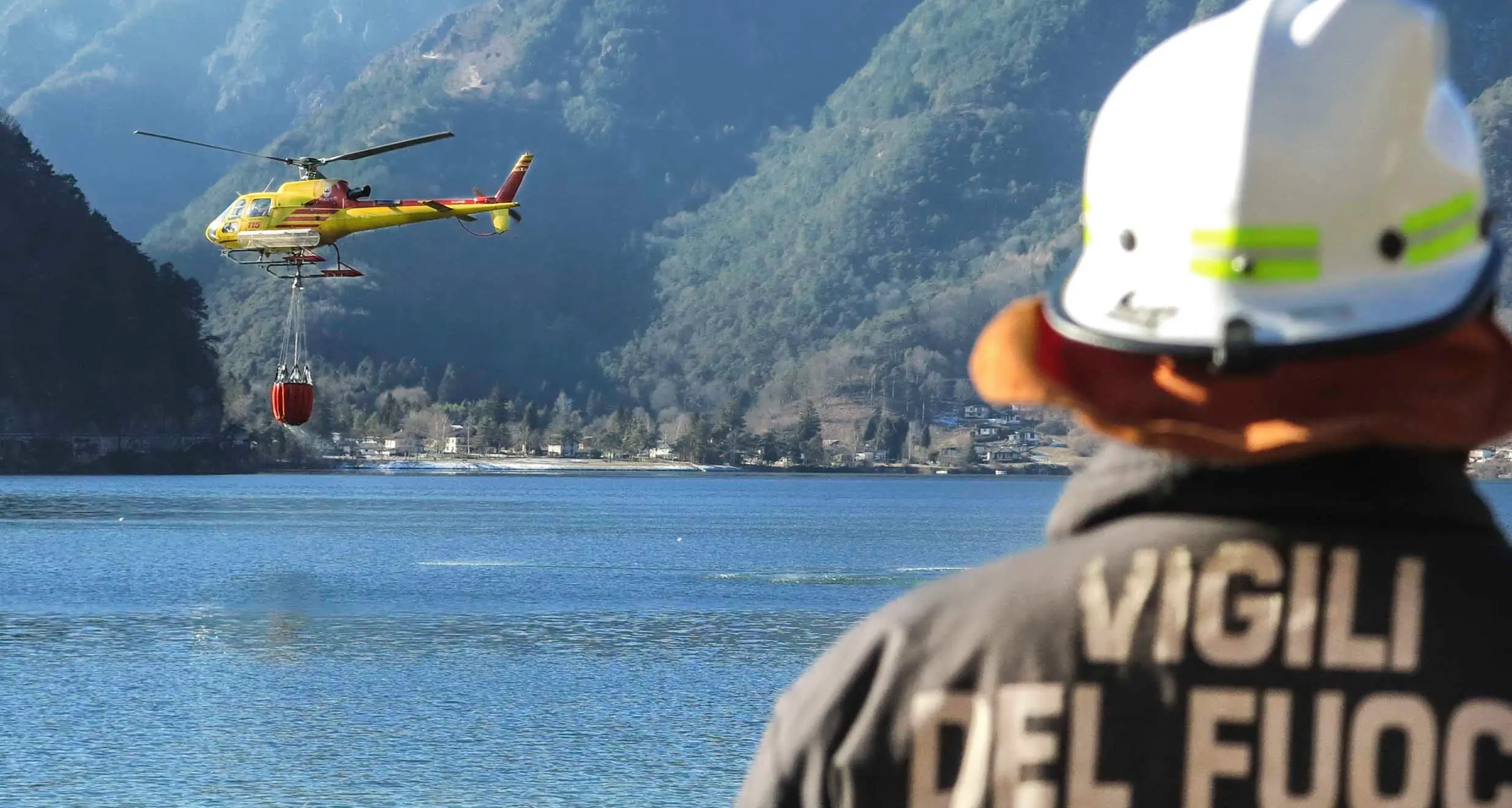 Rogo nei boschi di Ledro: fiamme ancora attive, appiccato in cinque punti diversi