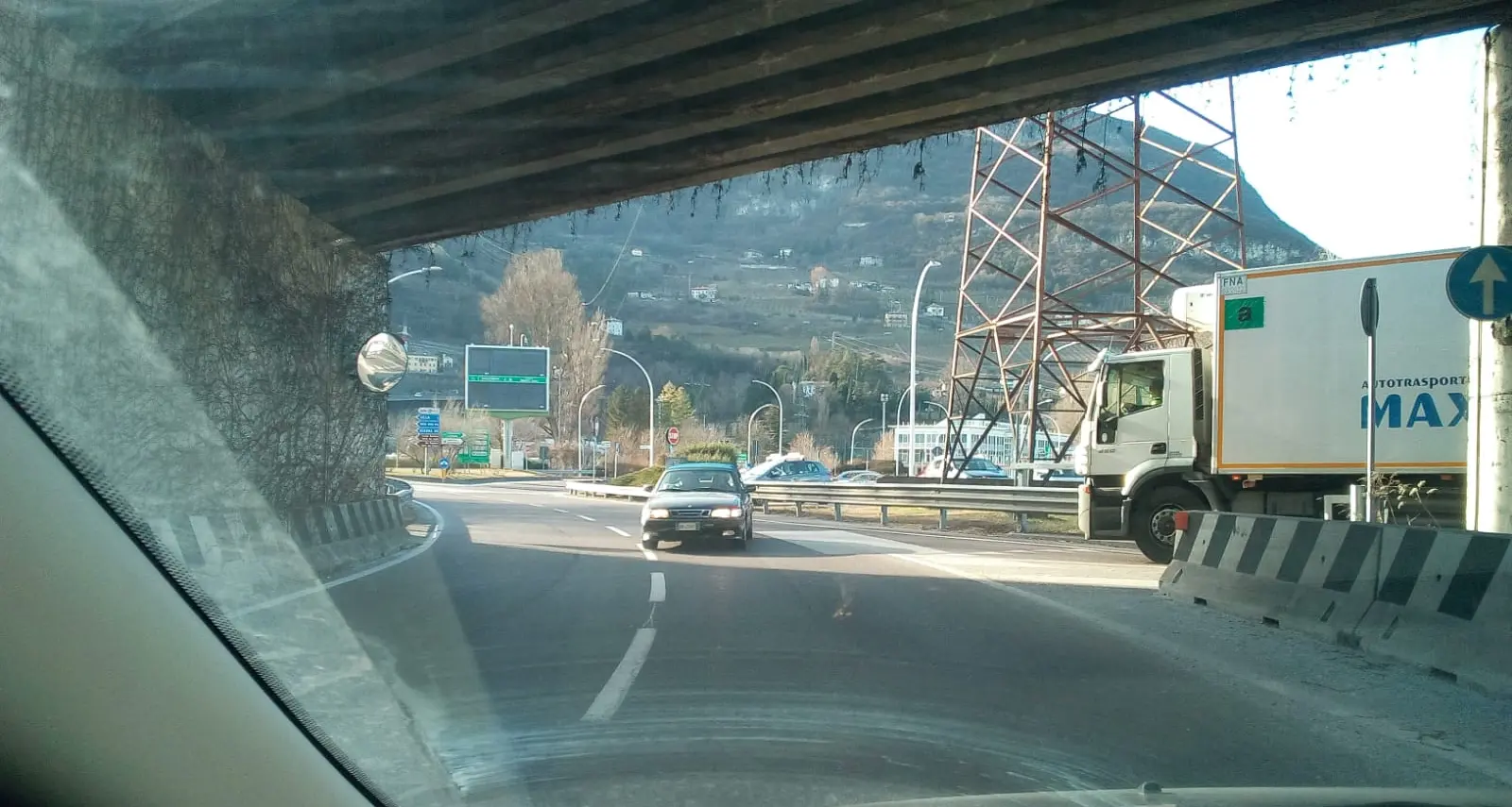 Un altro contromano alla rotatoria di Trento Centro
