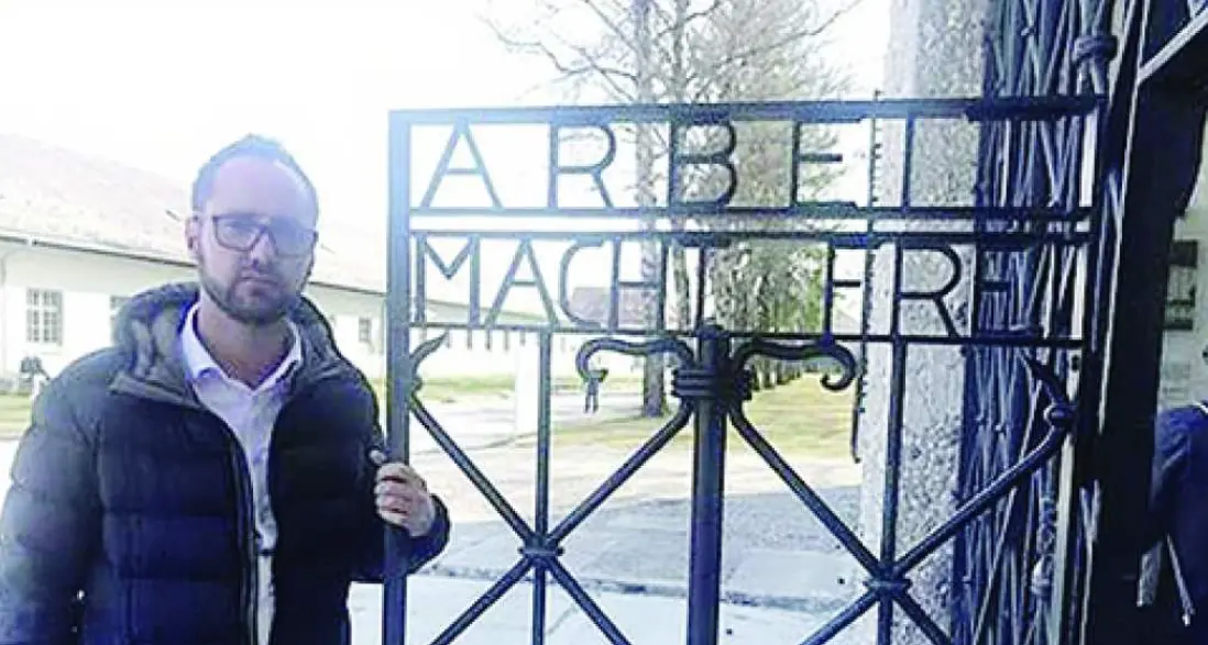 Il leghista: \"Centri sociali da lasciare a Dachau\" e Moranduzzo mette il like