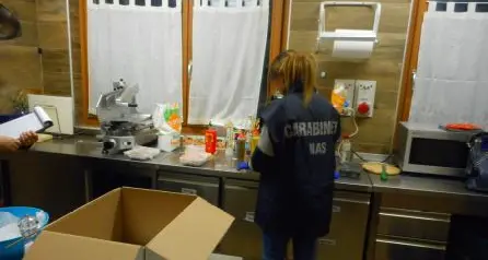 Pinzolo: stangata al Bocciodromo nel bar pesce conservato male e anche hashish e cocaina