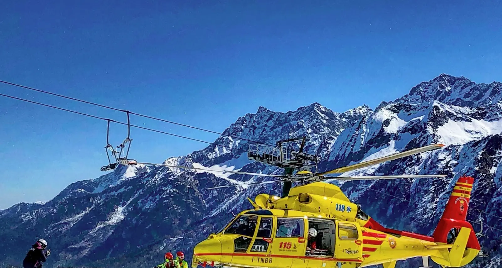 Bambina di otto anni cade dalla seggiovia in Tonale volo di 8 metri, è salva