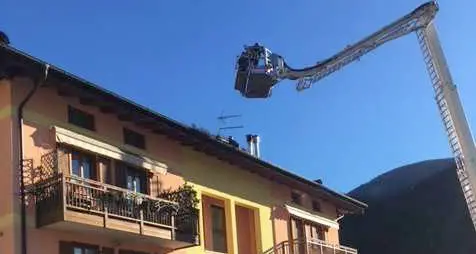 Camino in fumo a Canezza, i pompieri sventano il rogo