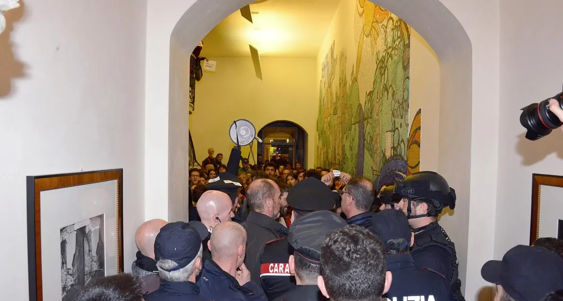 Scontri in Provincia, la giunta: «Forzate due porte a vetri»