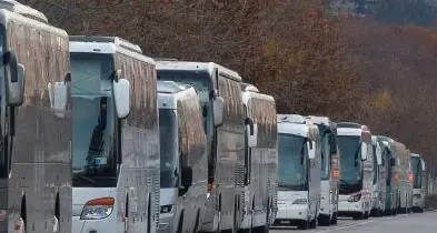 Pullman della gita scolastica fermato dalla Stradale in A22: «inadatto a circolare»