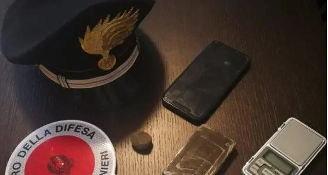 Guidava con la patente sospesa: fermato e trovato con la droga