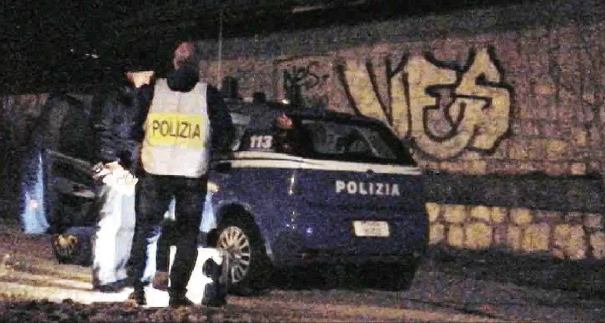Camminava di sera sui binari: sfiorata dal treno e gettata a terra nello scalo di Mori Stazione