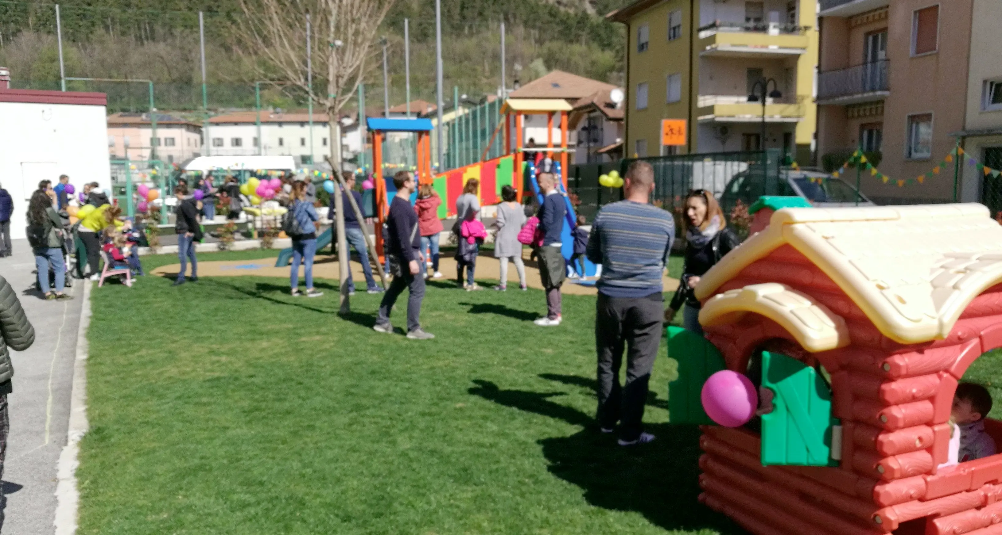 Nuovo giardino per la materna un'oasi per i bambini, nata da genitori e volontari
