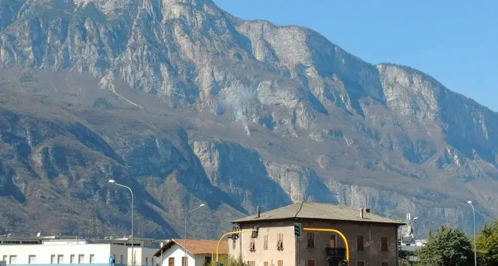 Incendio boschivo sulla Paganella le fiamme partite sopra Monte Terlago