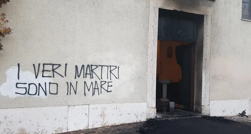 Attentato alla chiesa di San Rocco, il parroco: «Non ci fermano»