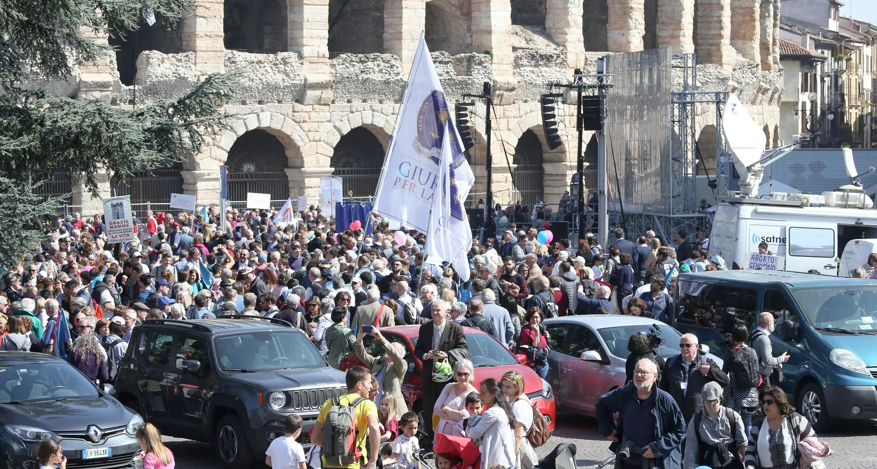 A Verona partito il corteo «pro famiglia» diecimila in marcia