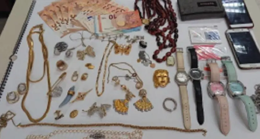 Trovato il bottino del ladro: ori, soldi e carte di credito, entrava nelle case col trapano