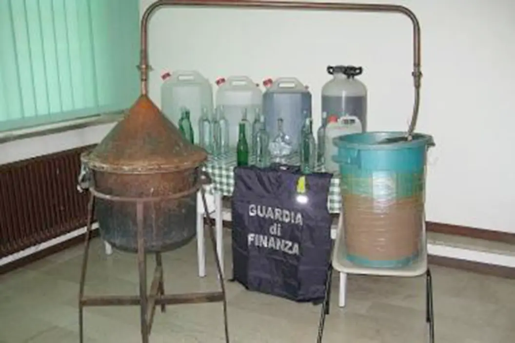 Guardia di finanza, produzione illegale di grappa, alambicco