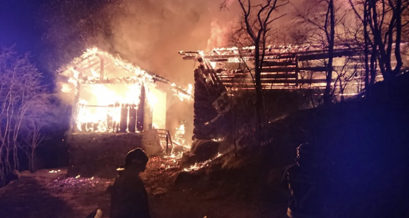 Fiamme in Val dei Mocheni, tre case evacuate