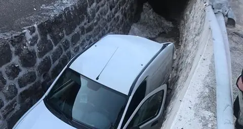 Nave San Felice: sbagliano manovra, precipitano nel rio: due feriti