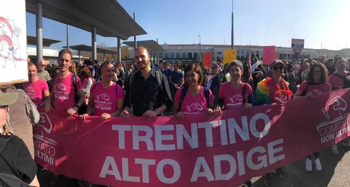 Quarantamila manifestanti a Verona Più di 600 i trentini a sfilare contro il «Festival della famiglia»