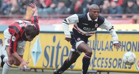 Addio a Masinga, giocò nel Bari