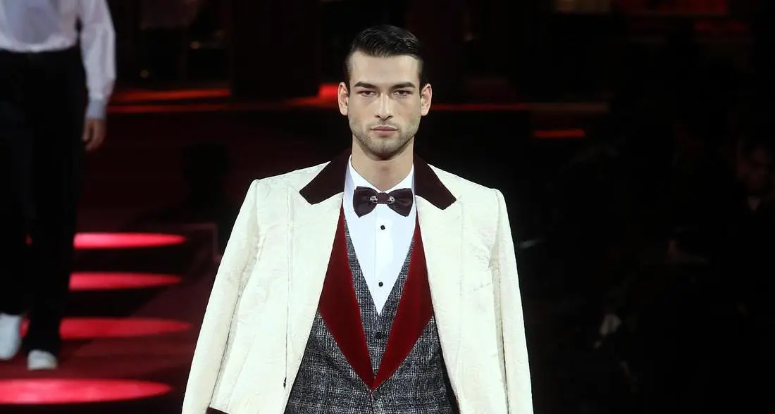 Dolce e Gabbana, eleganza in broccato e sneakers