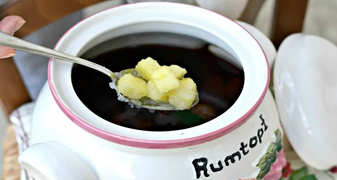 Rumtopf, tradizione della Valsugana La frutta immersa nel rum