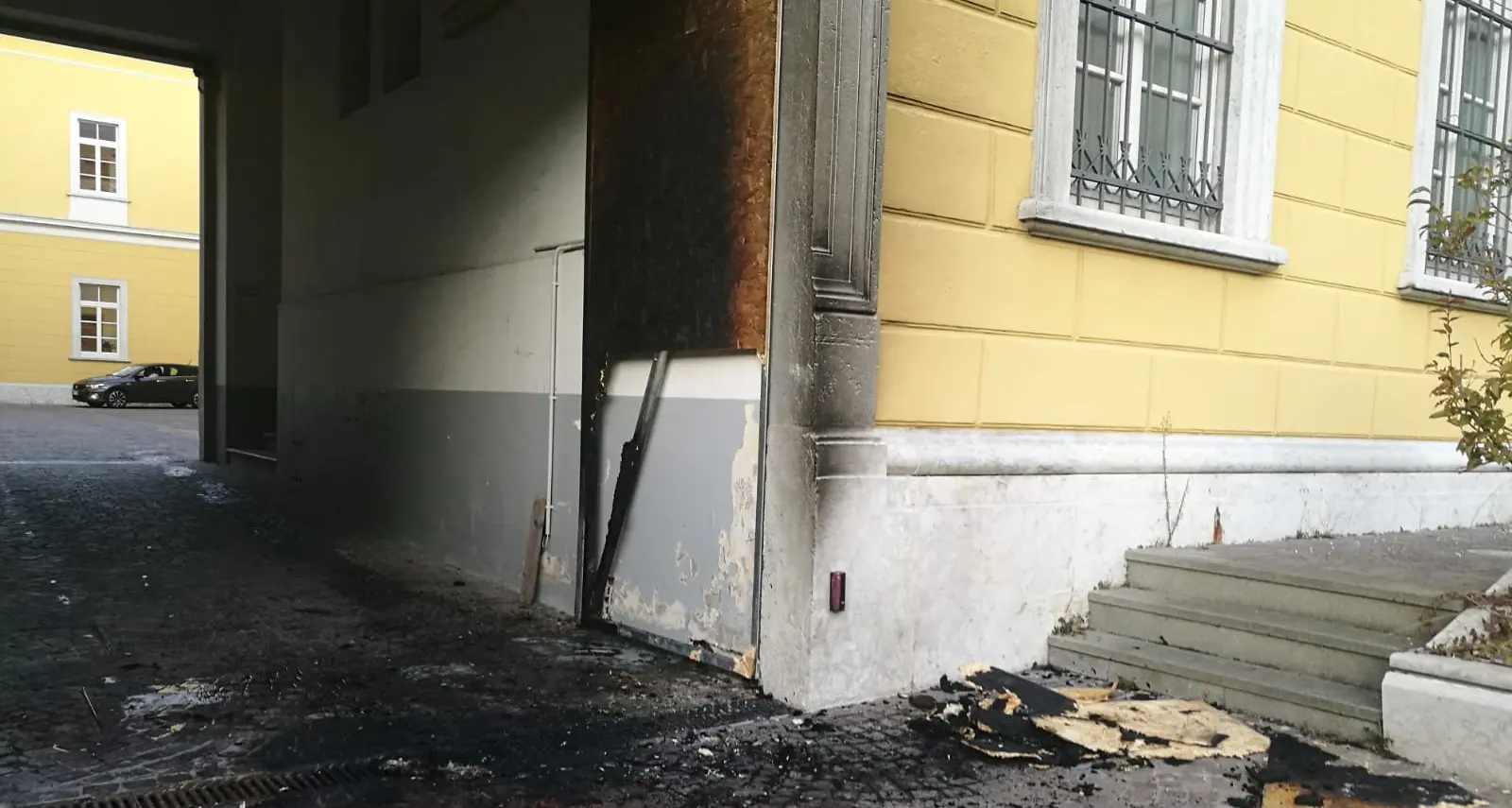 Bruciata la porta del Tribunale di Rovereto
