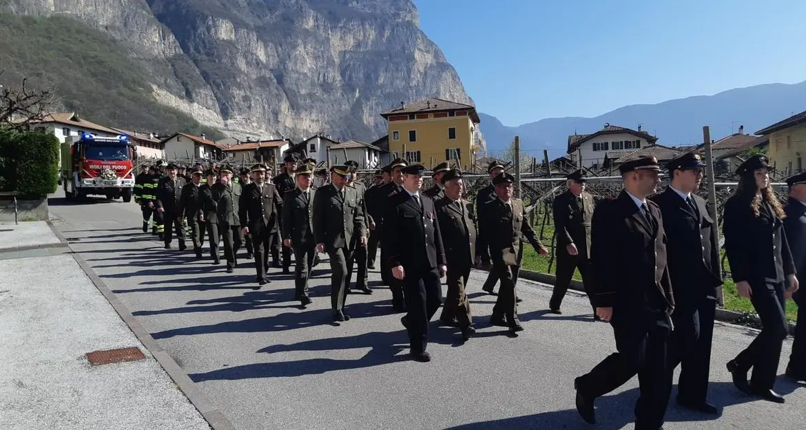 Roveré della Luna: i pompieri in festa per l'arrivo della nuova autobotte
