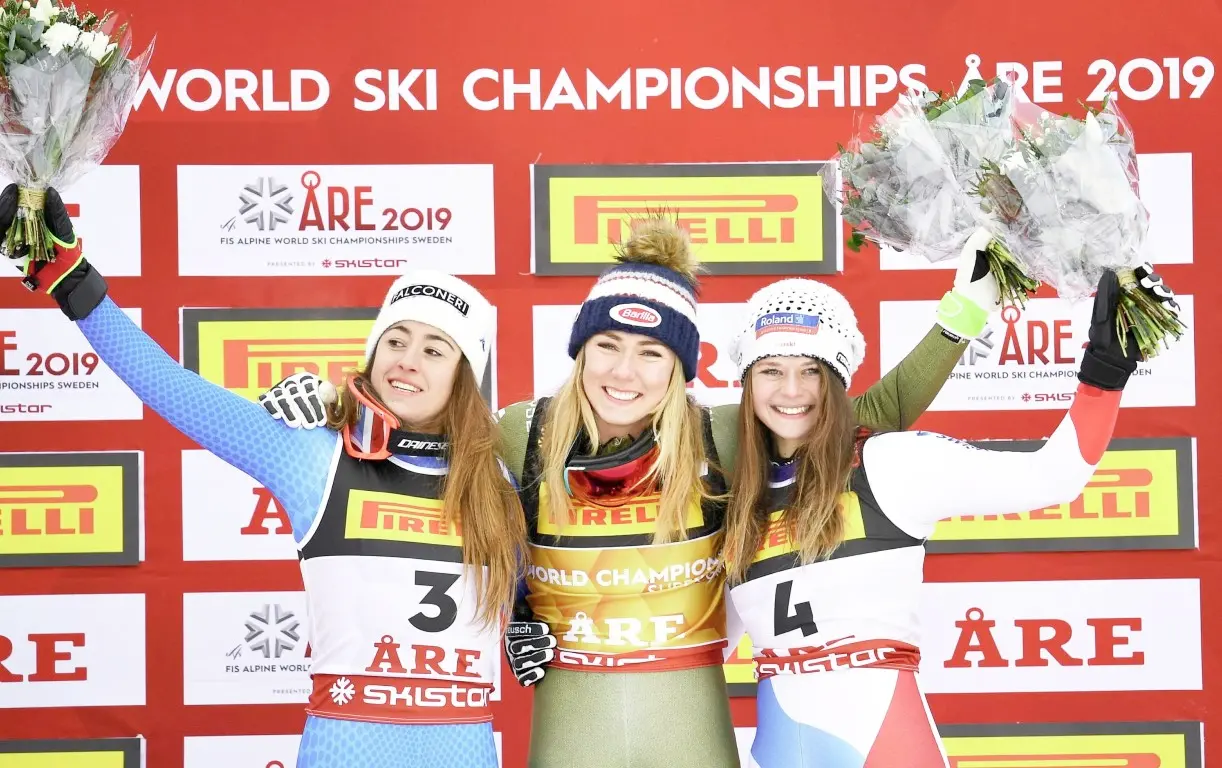 epa07345340 Mikaela Shiffrin (C) of the USA smiles on the podium after winning the women's Super G race at the FIS Alpine Skiing World Championships in Are, Sweden, 05 February 2019. Shiffrin won ahead of second placed Sofia Goggia (L) of Italy and third placed Corinne Suter (R) of Switzerland. EPA/ANDERS WIKLUND SWEDEN OUT
