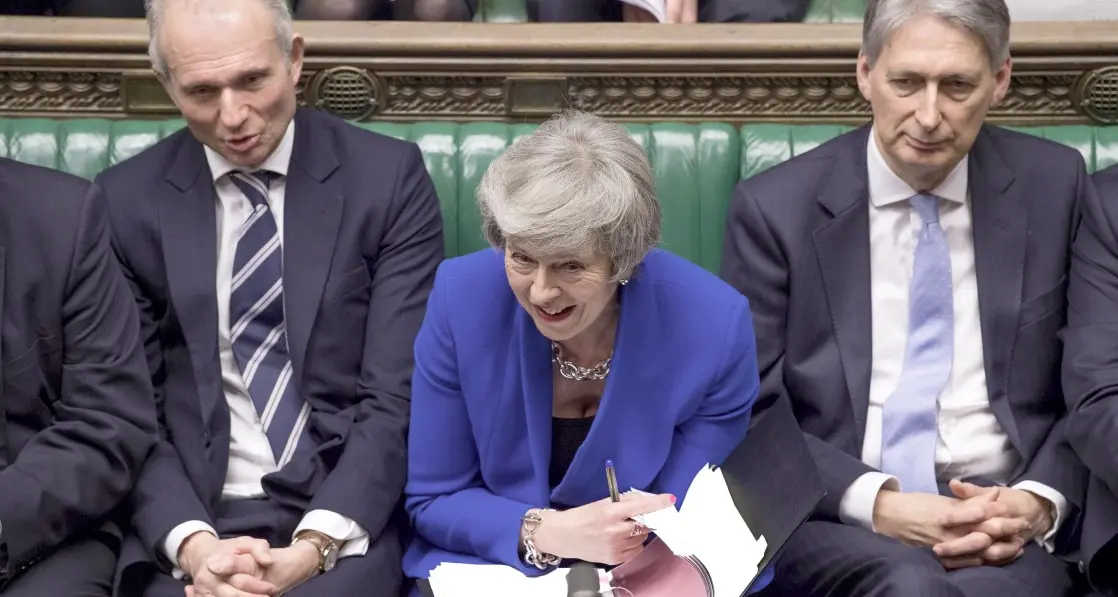 Brexit, May salva per 19 voti E rilancia la trattativa Ue