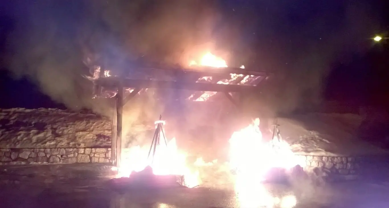 Cenere nel bidone: in fiamme l'isola ecologica di Cappella