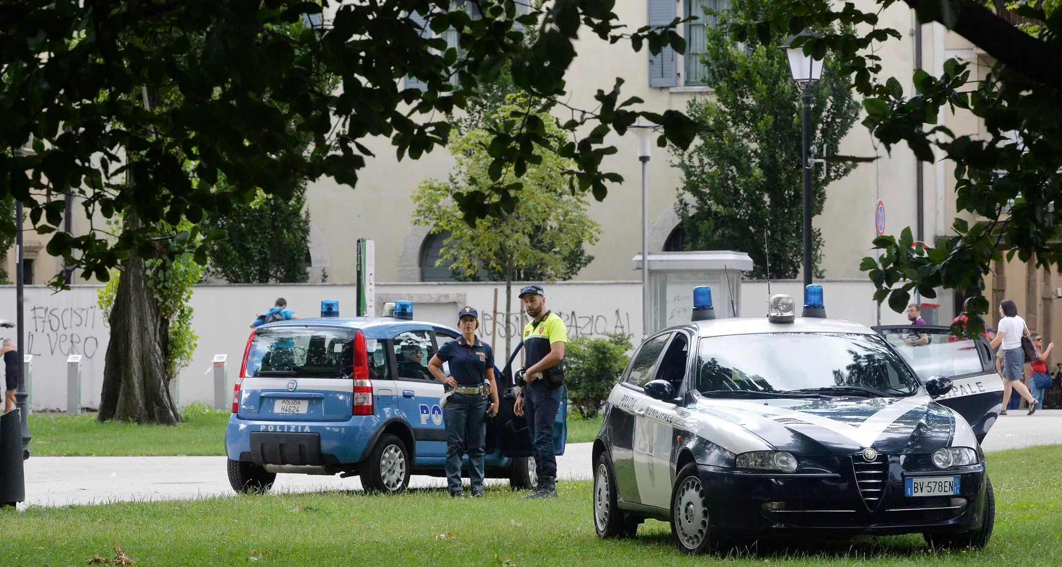 Poliziotto ferito al volto da un nigeriano che brandiva una bottiglia in piazza Dante
