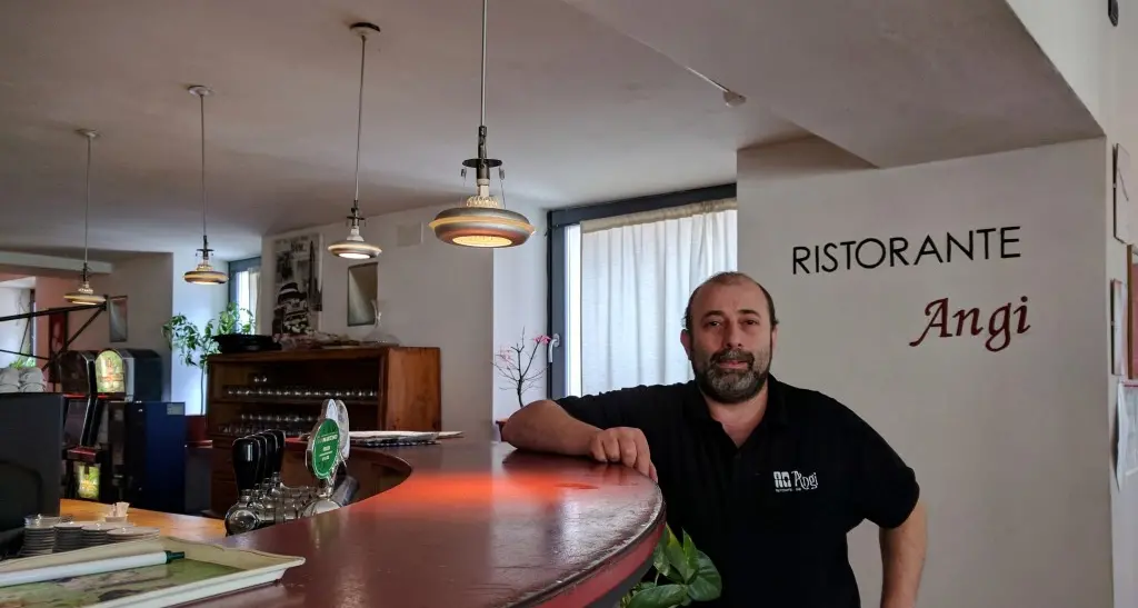 Pugno in faccia al gestore dell'Angi