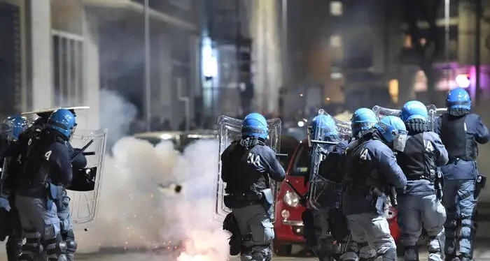 Guerriglia urbana a Torino Anarchici anche da Rovereto