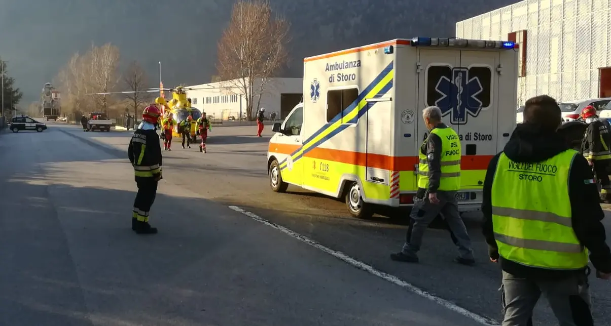 Attacco di cuore, sbatte in auto Salvato da un volontario