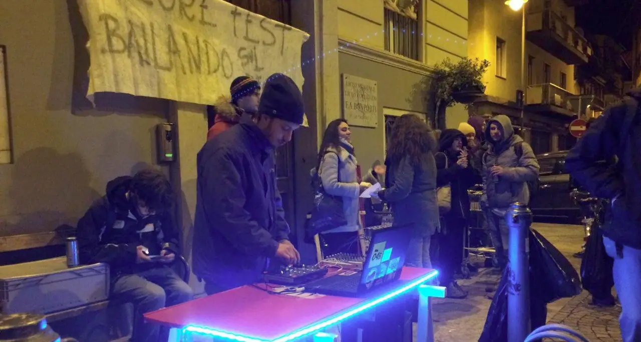 Musica e birra in piazzetta contro l'ordinanza anti-degrado