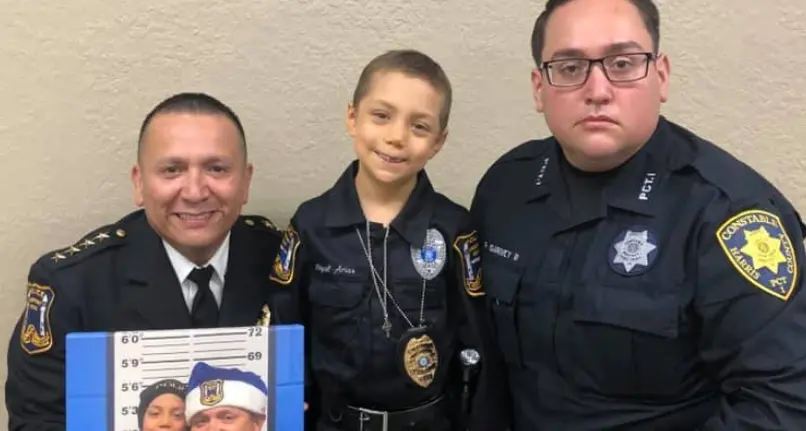 Bimba di 6 anni con il cancro realizza il suo grande sogno Ha giurato da poliziotta